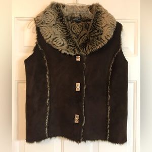 **NEW WITHOUT TAG** RICH BROWN SUEDE LIKE VEST WITH FAUX FUR LINING